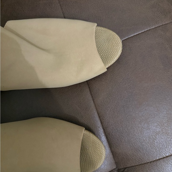 Giani Bernini Cream Heels with Peep-Toe Design - Picture 4 of 4